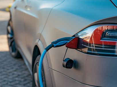 © unsplash / Elektroauto beim Laden