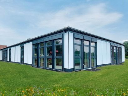 © Lukas Lang Building Technologies / Der derzeitige Kindergarten in Spillern, der später auf einem anderen Grundstück wieder aufgestellt wird