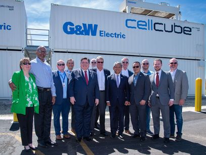 © G&W Electric / Der Gouverneur von Illinois bei seinem Besuch bei G&QW Electric mit Vertreter:innen von ComEd und G&W Electric © G&W Electric / Der Gouverneur von Illinois bei seinem Besuch bei G&QW Electric mit Vertreter:innen von ComEd und G&W Electric