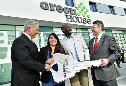 © PID–Christian Jobst/ Stadtrat Michael Ludwig (r.) und Bezirksvorsteher Ernst Nevrivy (l.) heißen stellvertretend für alle 313 Studierenden Gisela Tonis aus Salzburg und Abdoullahi Abdiwuur aus Somalia im "GreenHouse" der Seestadt willkommen © PID–Christian Jobst/ Stadtrat Michael Ludwig (r.) und Bezirksvorsteher Ernst Nevrivy (l.) heißen stellvertretend für alle 313 Studierenden Gisela Tonis aus Salzburg und Abdoullahi Abdiwuur aus Somalia im "GreenHouse" der Seestadt willkommen