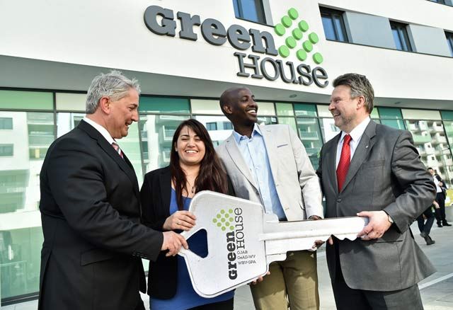 © PID–Christian Jobst/ Stadtrat Michael Ludwig (r.) und Bezirksvorsteher Ernst Nevrivy (l.) heißen stellvertretend für alle 313 Studierenden Gisela Tonis aus Salzburg und Abdoullahi Abdiwuur aus Somalia im "GreenHouse" der Seestadt willkommen