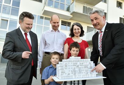 © PID-Christian Jobst/ Stadtrat Michael Ludwig (li.) , Bezirksvorsteher Ernst Nevrivy (re.) und Familie Helmut Lang und Herta Baumann