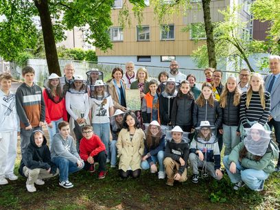 © Land OÖ/Margot Haag/ Gemeinsam mit Schülerinnen und Schülern des Kevenhüller-Gymnasiums legten Agrar-Landesrätin Michaela Langer-Weninger und LH-Stv.in Christine Haberlander eine Wildblumenwiese am Kepler Universitätsklinikum (KUK) an © Land OÖ/Margot Haag/ Gemeinsam mit Schülerinnen und Schülern des Kevenhüller-Gymnasiums legten Agrar-Landesrätin Michaela Langer-Weninger und LH-Stv.in Christine Haberlander eine Wildblumenwiese am Kepler Universitätsklinikum (KUK) an