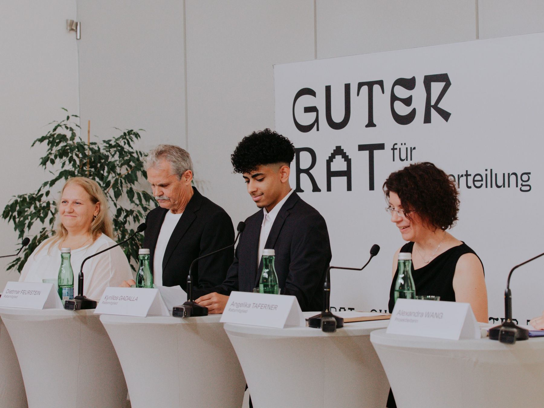© Hanna Fasching/ Guter Rat für Rückverteilung": Vier (von 50) Mitgliedern: Elisabeth Klein, Dietmar Feurstein, Kyrillos Gadalla und Angelika Taferner beim Pressegespräch