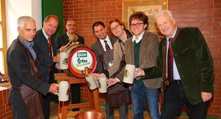 © Gösser/v.li. DI Michael Paula – BMVIT; Gen.Dir.Dr. Markus Liebl  & Braumeister DI Andreas Werner – Brau Union; LR Mag. Michael Schickhofer; DI Theresia Vogel – Klimafonds; DI Christoph Brunner – AEE Intec; Dr. Matthias Konrad – Bgm. Leoben