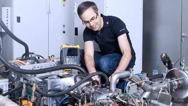 © DLR –Batterie alle? – Als Range–Extender versorgt der Freikolbenlineargenerator Elektroautos mit dem notwendigen Strom