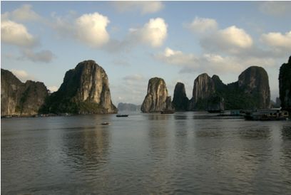 © huweb.net– fotolia.de – Die vietnamesische Halong–Bucht – malerisch und bei Touristen beliebt, doch viele Bewohner der zahlreichen Inseln müssen ohne geregelte Stromversorgung auskommen. © huweb.net– fotolia.de – Die vietnamesische Halong–Bucht – malerisch und bei Touristen beliebt, doch viele Bewohner der zahlreichen Inseln müssen ohne geregelte Stromversorgung auskommen.
