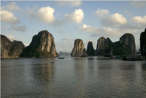 © huweb.net– fotolia.de – Die vietnamesische Halong–Bucht – malerisch und bei Touristen beliebt, doch viele Bewohner der zahlreichen Inseln müssen ohne geregelte Stromversorgung auskommen.