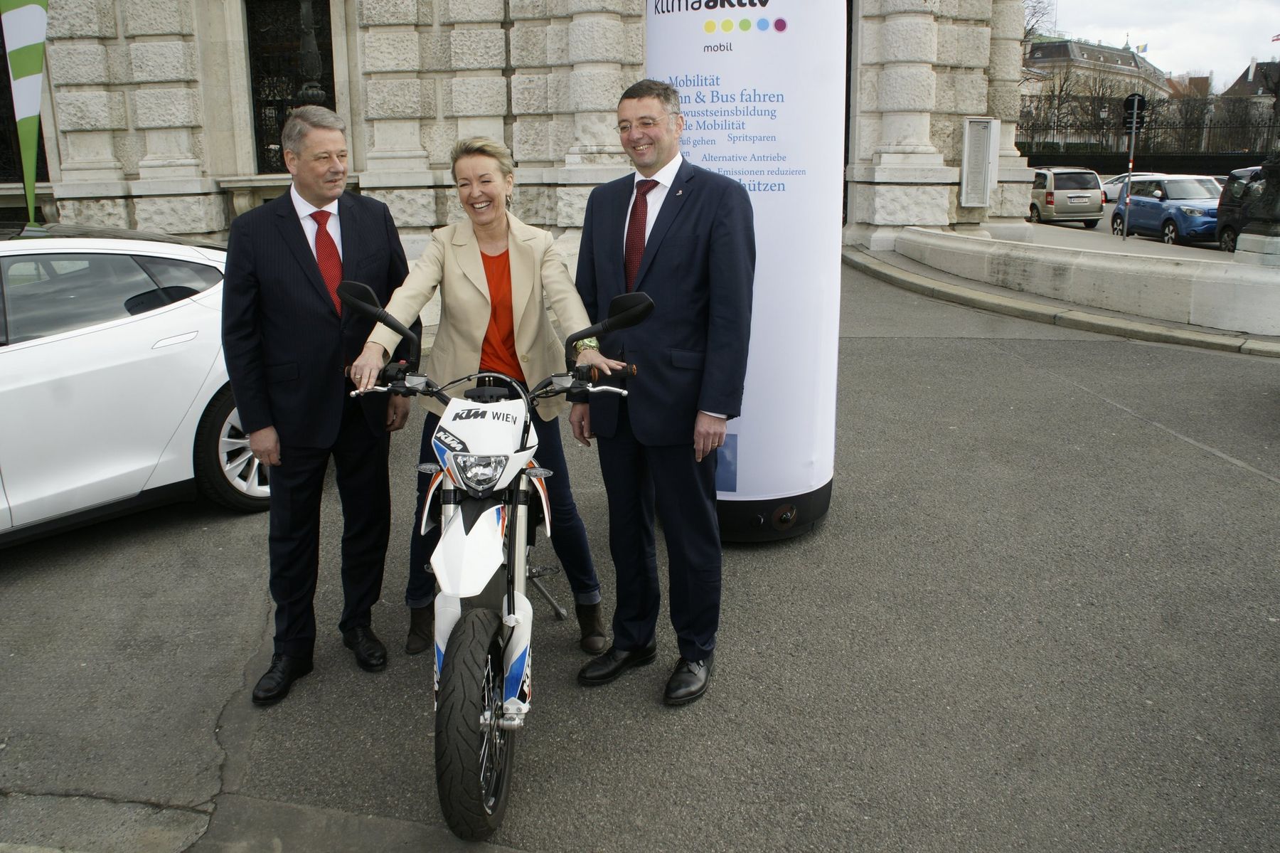 © Wolfgang J. Pucher oekonews/ Unterschiedliche E-Fahrzeuge vor der Türe zeigten die Vielfalt von E-Mobilität, nicht nur die Minister waren begeistert