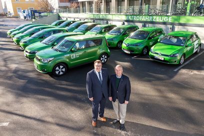 © Energie Steiermark- Harry Schiffer/Martin Graf (li.) und Christian Purrer bei der Übernahme der neuen E-Fahrzeuge