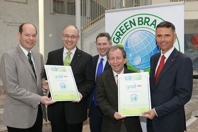 © green brands /v.l.n.r.: N. Lux, COO  GREEN BRANDS; KR  Essl, Vorstandsvorsitzender bauMax; DI Dr. Robert Poschacher, Leiter Exklusivmarken u. Nachhaltigkeit; Dr. F. Hinterberger, SERI   u. Vorstandsdirektor HJ Greimel von bauMax