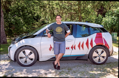 © R. Podolsky/mediadesign / Bgm. Ing. Niko Reisel mit seinem BMW i3 – „eine neue Dimension der Fortbewegung.„