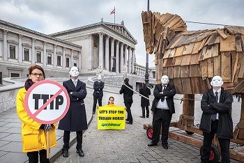 © Greenpeace/ Trojanisches Pferd vor dem Parlament
