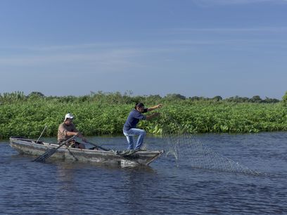 © WWF Jaime Rocho / Eine Fischerin mit ihrem Mann in Bahia Negra, Paraguay