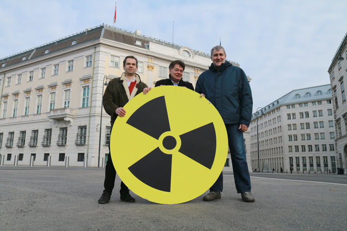 © Grüne Wien/ Wolfgang Spitzmüller, Werner Kogler und Rüdiger Maresch protestieren gegen den Ausbau von Paks vor dem Bundeskanzleramt