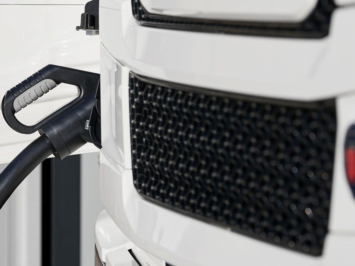 © Scania / Laden eines E–LKWs