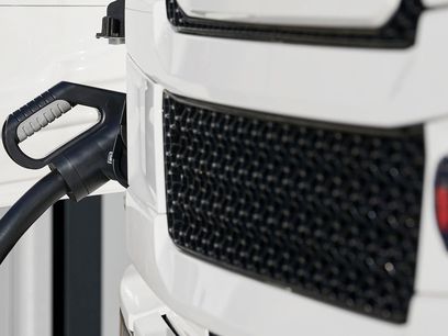 © Scania / Laden eines E–LKWs
