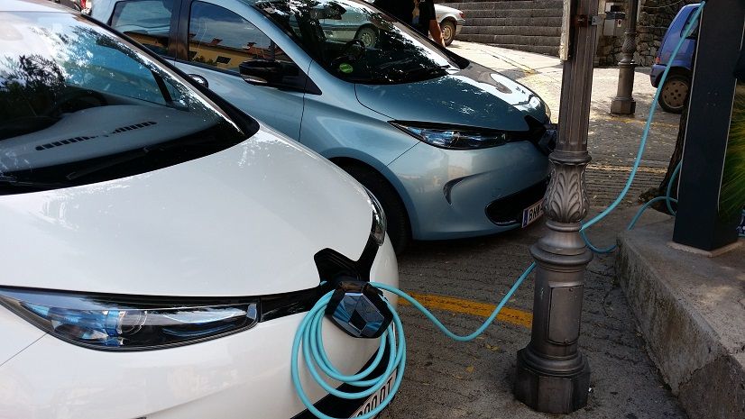 © Stefan Kopeinig/  Nachladen der beiden E–Autos