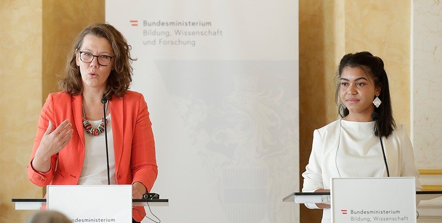 © BKA/ Bundesministerin Iris Rauskala gemeinsam und Bundesschulsprecherin Jennifer Uzodike