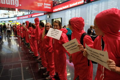 © System Change not Climate Change / Rote Linie am Flughafen