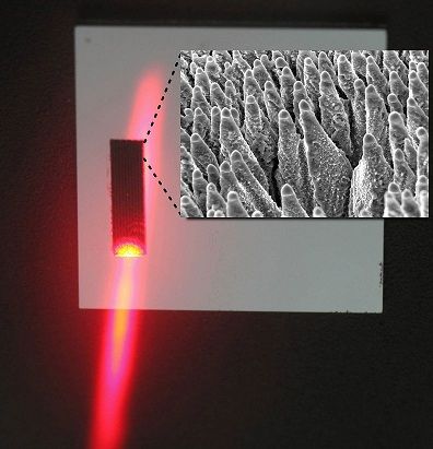 © Fraunhofer HHI– Schwarzes Silizium wird mit dem Laser bestrahlt. Kleines Foto: Schwarzes Silizium in der Vergrößerung.
