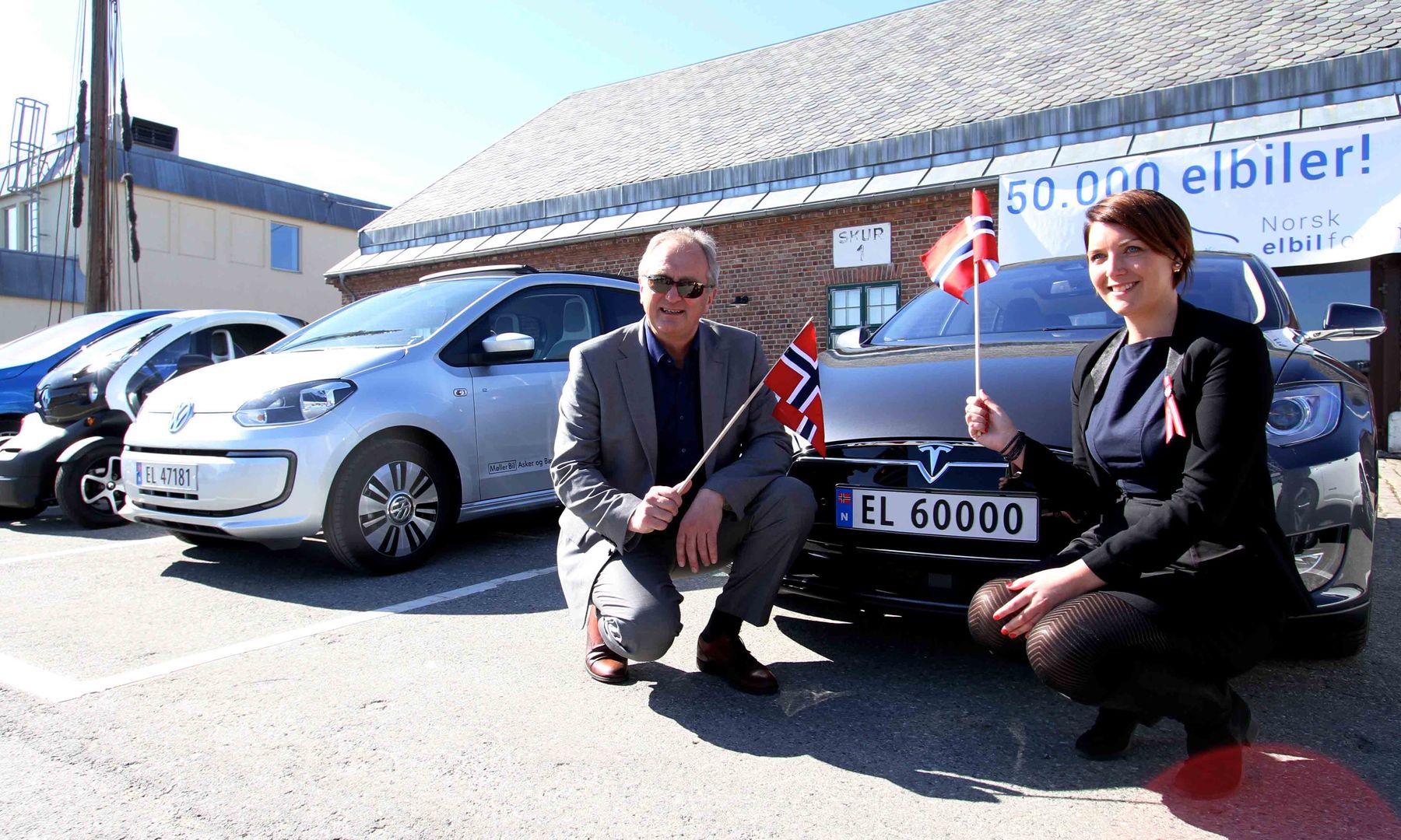 © ELBIL Ståle Frydenlund/ Ein historischer Tag: 50.000 Elektroautos in Norwegen- Christina Bu, Generalsekretärin des norwegischen Verbands ELBIL und der Direktor des Hafens Drammen, Einar Olsen. In Drammen werden 2/3 der E-Autos angeliefert!