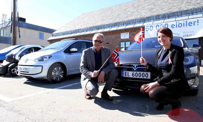© ELBIL Ståle Frydenlund/ Ein historischer Tag: 50.000 Elektroautos in Norwegen- Christina Bu, Generalsekretärin des norwegischen Verbands ELBIL und der Direktor des Hafens Drammen, Einar Olsen. In Drammen werden 2/3 der E-Autos angeliefert!