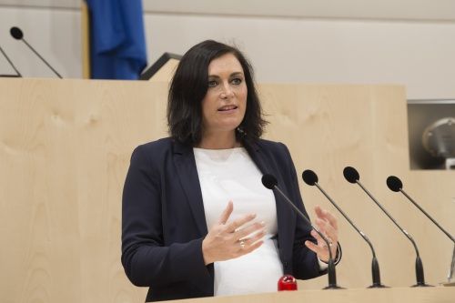 © Parlamentsdirektion / Thomas Jantzen -  Nachhaltigkeitsministerin Elisabeth Köstinger