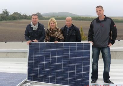 © Bautenschutz Buschek GmbH–   V.l.n.r.: Ing. Bauer (GF Solavolta), Roswitha Buschek (Prok. Bautenschutz Buschek GmbH, Alfred Buschek (GF Bautenschutz Buschek GmbH, Herr Lehner (Montageleiter Solavolta)