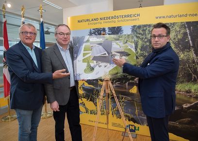© NLK/ LH-Stv. Pernkopf, flankiert von Gerhard Heilingbrunner und Arch. DI Christoph Maurer (re) bei der Präsentation © NLK/ LH-Stv. Pernkopf, flankiert von Gerhard Heilingbrunner und Arch. DI Christoph Maurer (re) bei der Präsentation