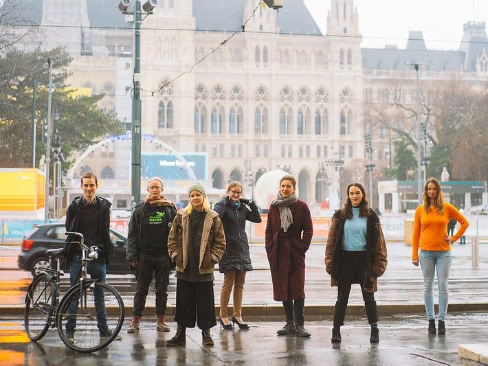 © System Change, not Climate Change / Die Aktivist:innen vor dem Rathaus