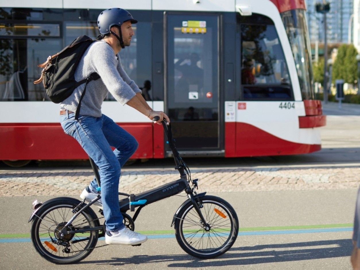01 Unterwegs mit Elektromobilitaet Faltbares EBike c DECATHLON Oesterreich.jpg.jpg