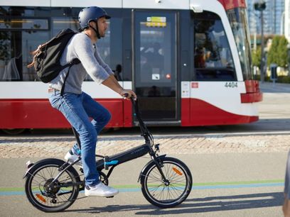 01 Unterwegs mit Elektromobilitaet Faltbares EBike c DECATHLON Oesterreich.jpg.jpg