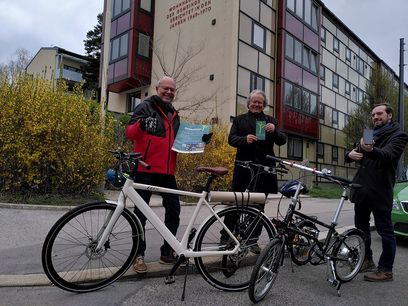©  passathon/ Die beiden Organisatoren Günter und Markus Lang zum Start des passathons 2021 – RACE FOR FUTURE vor dem Leuchtturm 1. Plusenergie–Wohnanlage von Wiener Wohnen gemeinsam mit Architekt Martin Treberspurg (Mitte).