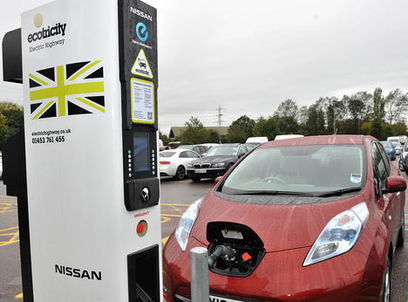 © Ecotricity-Ein Nissan Leaf  lädt am "Electric Highway"