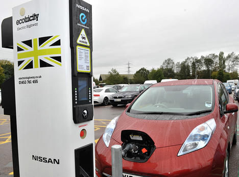 © Ecotricity-Ein Nissan Leaf  lädt am "Electric Highway"