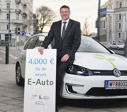 © BMVIT / Minister Leichtfried  mit E–Golf