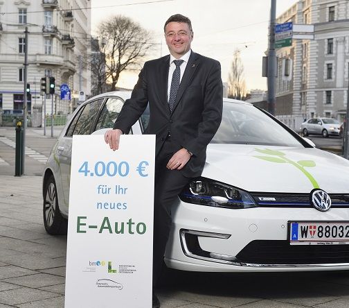 © BMVIT / Minister Leichtfried  mit E–Golf