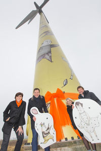 © Astrid Knie / Ein Windrad auf vollends andere Art: Michaela Länger (Siemens), Karl Gruber (Wien Energie), Julia Bichler (Künstlerin) und Stefan Moidl (IG Windkraft)