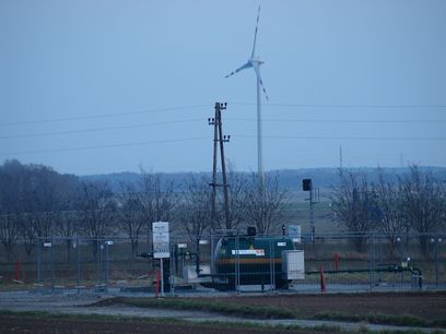 © oekonews/M.Sigmund- Gasstation und Windkraft