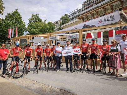 © LR Tirol HoldingHetfleisch v.li: Kjell Dielen, Mona Ritter, Gerhard Kapeller,Moritz Hörandtner,Annina Jenal,Hannah Deiser,Markus Siedl,Simon Salchner,Jennifer Plattner. Mitte: Karin Seiler/GF Tirol Werbung u. Sportlandesrat Georg Dornauer © LR Tirol HoldingHetfleisch v.li: Kjell Dielen, Mona Ritter, Gerhard Kapeller,Moritz Hörandtner,Annina Jenal,Hannah Deiser,Markus Siedl,Simon Salchner,Jennifer Plattner. Mitte: Karin Seiler/GF Tirol Werbung u. Sportlandesrat Georg Dornauer