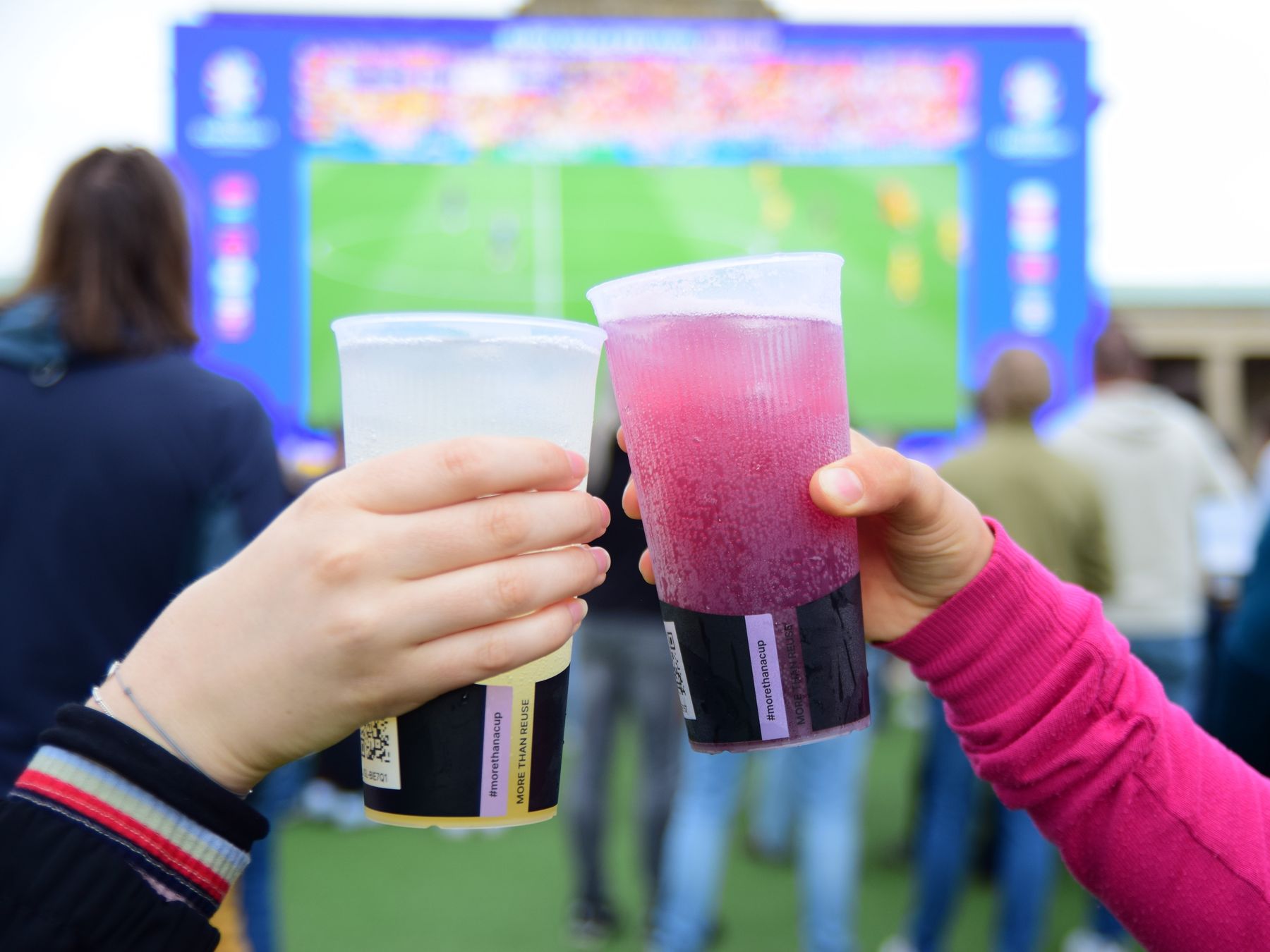© Finke_DUH / Mehrweggebinde in der Fanzone