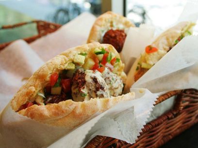 © Veganplanet/ Verschiedenste rein pflanzliche Köstlichkeiten können probiert werden, beispielsweise ein veganer Döner aus Seitan. © Veganplanet/ Verschiedenste rein pflanzliche Köstlichkeiten können probiert werden, beispielsweise ein veganer Döner aus Seitan.