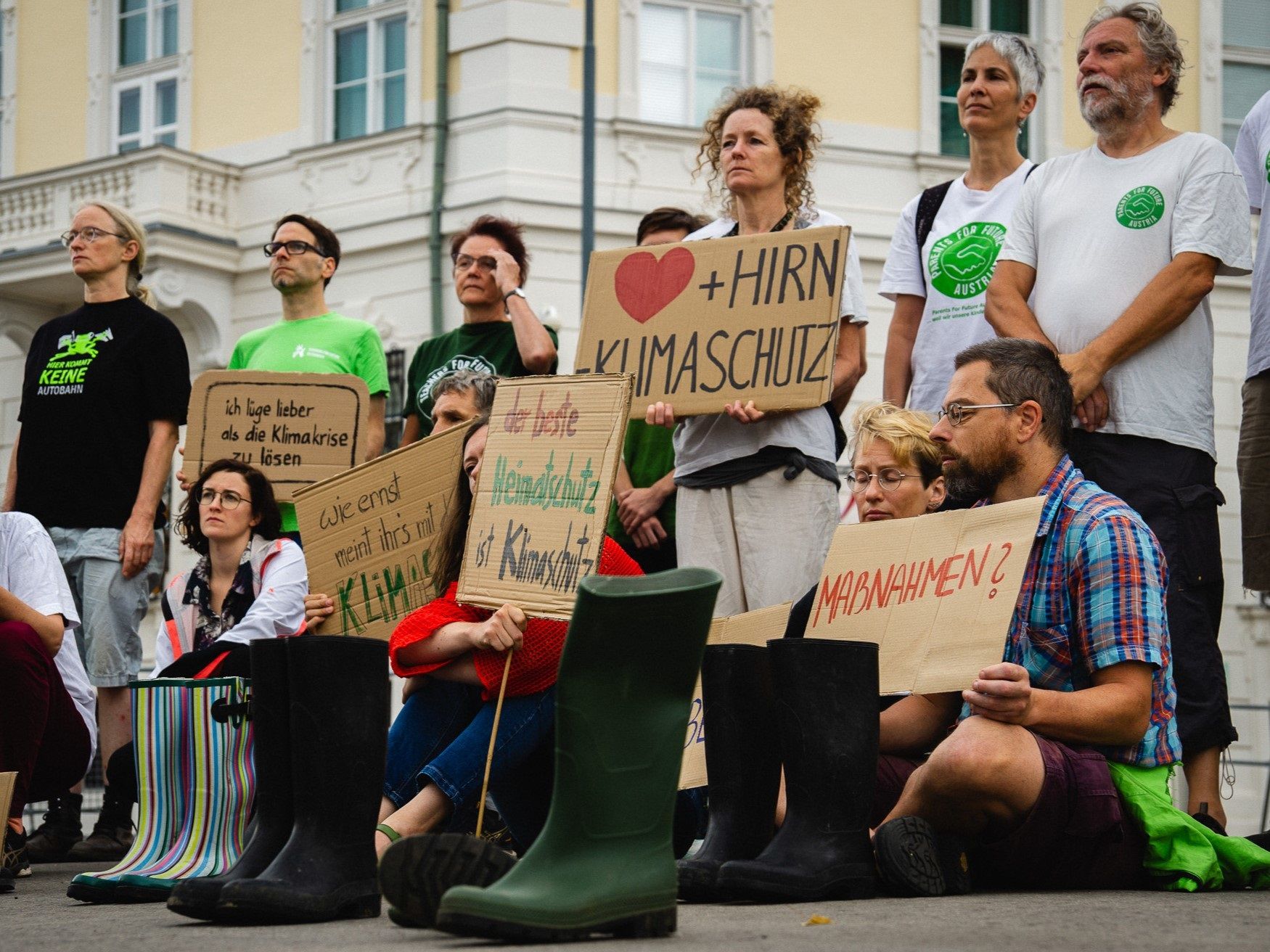 © FFF / Gummistiefel vor dem Kanzleramt