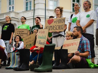 © FFF / Gummistiefel vor dem Kanzleramt