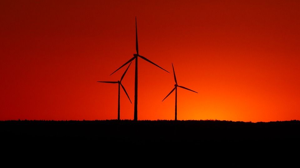 © Hans Braxmeier- pixabay.com / Windkraft