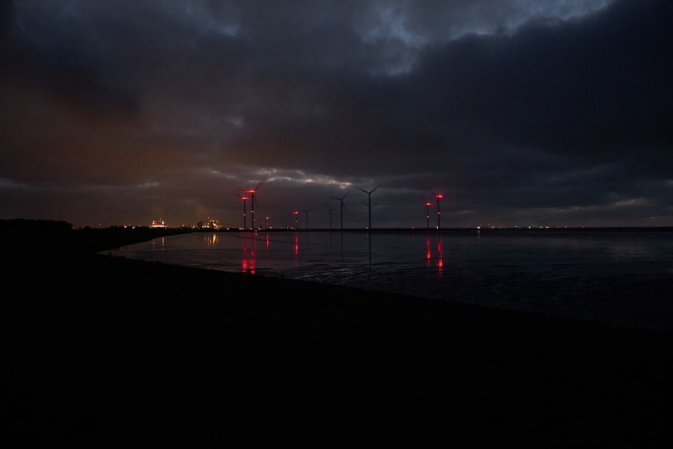 © Bruno Glätsch  / Windräder in der Nacht
