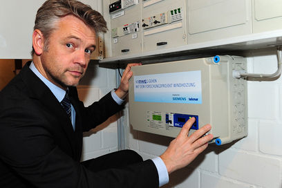 © REW Energieeffizienz GmbH/ Projektleiter Jörg Rummeni mit der Windheizungssteuerung