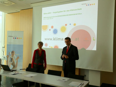© Michael Sigmund – Doris Hammermüller M.A. von der Arbeitsgemeinschaft Erneuerbare Energien und Dr. Alexandros Rambacher von der Wirtschaftskammer NÖ eröffneten die Info–Veranstaltung