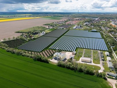 © Leipziger Stadtwerke /Zukunftsblick auf die größte Solarthermie–Anlage Deutschlands. Ab 2026 soll die Anlage in Leipzig umweltfreundliche Wärme in das Fernwärmenetz einspeisen.